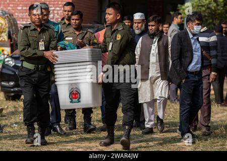 Dhaka, Bangladesh. 06th Jan, 2024. Security officers seen carrying ballot boxes for distribution ahead of the 2024 Bangladeshi general election. Bangladesh's main opposition party Bangladesh Nationalist Party (BNP) has boycotted the election and asked for a free and fair election. And more than 25 thousand of its supporters have been arrested. Credit: SOPA Images Limited/Alamy Live News Stock Photo