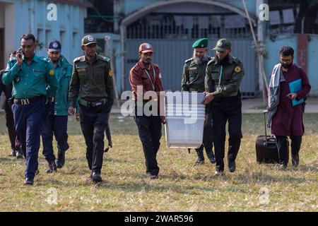 Dhaka, Bangladesh. 06th Jan, 2024. Security officers seen carrying ballot boxes for distribution ahead of the 2024 Bangladeshi general election. Bangladesh's main opposition party Bangladesh Nationalist Party (BNP) has boycotted the election and asked for a free and fair election. And more than 25 thousand of its supporters have been arrested. (Photo by Sazzad Hossain/SOPA Images/Sipa USA) Credit: Sipa USA/Alamy Live News Stock Photo