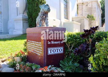 Los Angeles, California: TOTO Canine Movie Star Memorial, protagonist of the 1939 film 'The Wizard of Oz' at Hollywood Forever Cemetery Stock Photo