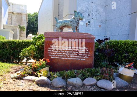 Los Angeles, California: TOTO Canine Movie Star Memorial, protagonist of the 1939 film 'The Wizard of Oz' at Hollywood Forever Cemetery Stock Photo