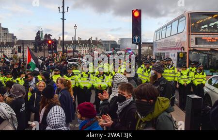 London, UK. 06th Jan, 2024. Police officers form a cordon during the demonstration on Westminster Bridge. Thousands of pro-Palestine protesters marched in Westminster demanding a ceasefire as the Israel-Hamas war continues. (Photo by Vuk Valcic/SOPA Images/Sipa USA) Credit: Sipa USA/Alamy Live News Stock Photo