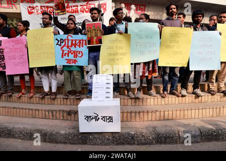 Dhaka, Bangladesh. 06th Jan, 2024. Dhaka University students hold placards as they gather in a protest demanding an election under a caretaker government and urging people to boycott Bangladesh's general elections on the eve of it's commencement, at the University of Dhaka, in Dhaka, Bangladesh, 06 January 2024. Photo by Suvra Kanti Das/ABACAPRESS.COM Credit: Abaca Press/Alamy Live News Stock Photo