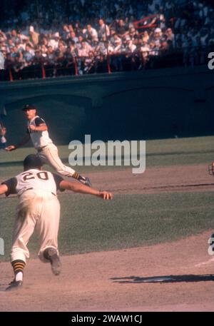 PITTSBURGH, PA - JUNE 26:  Gino Cimoli #20 of the Pittsburgh Pirates runs to first base during an MLB game against the Chicago Cubs on June 26, 1960 at Forbes Field in Pittsburgh, Pennsylvania.  (Photo by Hy Peskin) *** Local Caption *** Gino Cimoli Stock Photo