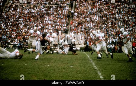 DALLAS, TX - SEPTEMBER 21: General view as #28 of the Texas A&M Aggies runs with the ball during an NCAA game against the Maryland Terrapins on September 21, 1957 at the Cotton Bowl in Dallas, Texas.  The Aggies defetead the Terrapins 21-13.  (Photo by Hy Peskin) Stock Photo
