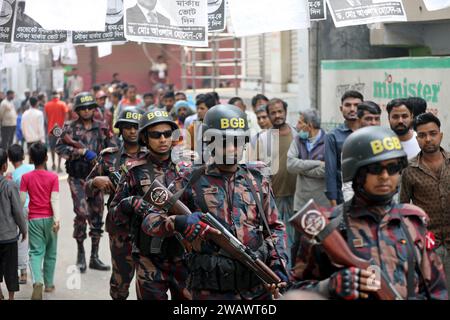 Dhaka, Bangladesh. 07th Jan, 2024. Border Guard Bangladesh (BGB) members ride a pickup truck while on patrol the general elections in Dhaka, Bangladesh, January 07, 2024. Bangladesh's general election. Photo by Habibur Rahman/ABACAPRESS.COM Credit: Abaca Press/Alamy Live News Stock Photo