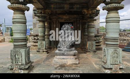 Beautiful Carving Nandi Statue and Ancient Shree Kalleshwara Temple, Built by Chalukya Dynasty, Hire Hadagali, Vijayanagara, Karnataka, India. Stock Photo