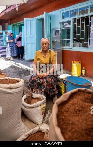 Vendor selling spices, market stall, Uzgen Bazaar, Oesgoen, Osh region, Kyrgyzstan Stock Photo