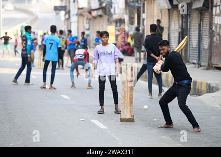 Dhaka, Bangladesh. 07th Jan, 2024. Children play cricket on an empty street during the election day. (Photo by Piyas Biswas/SOPA Images/Sipa USA) Credit: Sipa USA/Alamy Live News Stock Photo