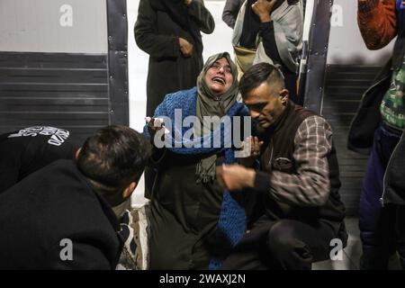 Khan Yunis, Palestinian Territories. 07th Jan, 2024. Palestinians grieve their relatives who were killed during an Israeli air strike, at the European Hospital. Credit: Abed Rahim Khatib/dpa/Alamy Live News Stock Photo