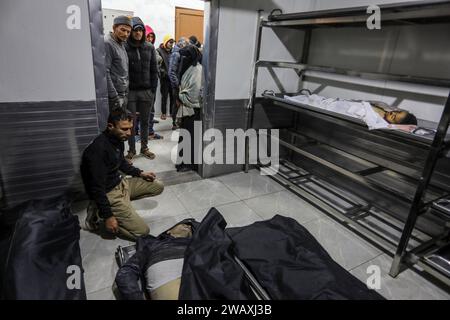 Khan Yunis, Palestinian Territories. 07th Jan, 2024. Palestinians look at their relatives who were killed during an Israeli air strike, at the European Hospital. Credit: Abed Rahim Khatib/dpa/Alamy Live News Stock Photo