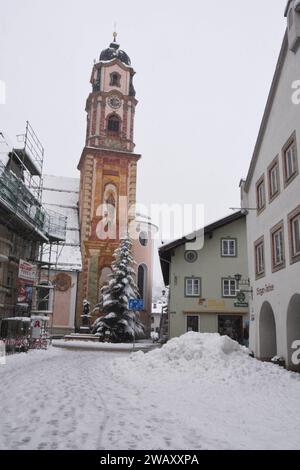 Schneebedeckteer Christbaum vor St Peter und Paul Kirche Mittenwald 07.01.2024 Mittenwald *** Snow-covered Christmas tree in front of St. Peter and Paul Church Mittenwald 07 01 2024 Mittenwald Stock Photo