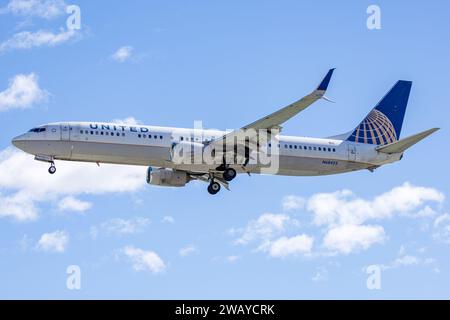 N68452 United Airlines Boeing 737-924ER(WL) landing at Palm Springs (PSP/KPSP) Stock Photo