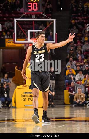 Colorado forward Tristan da Silva, right, goes up for a shot over ...