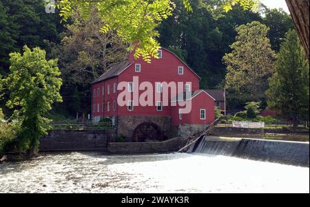 Red Mill, industrial water mill built c.1810, on the South Branch Raritan River, Clinton, NJ, USA Stock Photo
