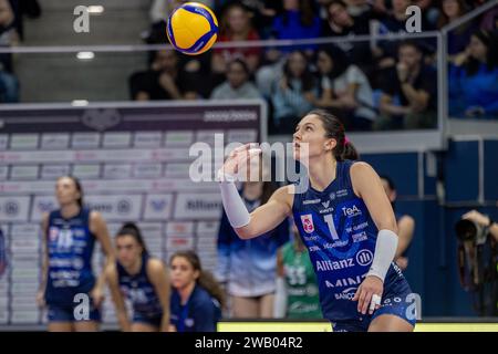 Milan, Italy. 07th Jan, 2024. Helena Cazaute (Allianz VV Milano) at service during Allianz VV Milano vs Itas Trentino, Volleyball Italian Serie A1 Women match in Milan, Italy, January 07 2024 Credit: Independent Photo Agency/Alamy Live News Stock Photo