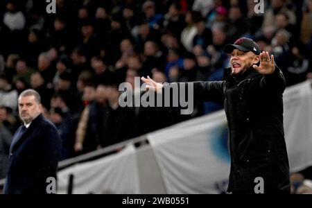 Vincent Kompany manager of Burnley (far right) shouts out instructions with Ange Postecoglou , the Tottenham Hotspur manager (far left) looking on. Em Stock Photo