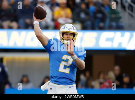 Inglewood, California, USA. 07th Jan, 2024. Los Angeles Chargers quarterback Easton Stick throws a pass during the NFL football game between the Kansas City Chiefs and the Los Angeles Chargers in Inglewood, California. Mandatory Photo Credit : Charles Baus/CSM/Alamy Live News Stock Photo