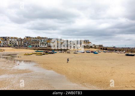 St Ives Cornwall, harbour beach at low tide with st Ives lighthouse on smeatons pier, Cornwall,England,UK,2023 Stock Photo