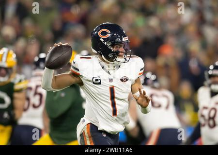 Green Bay, WI, USA. 7th Jan, 2024. Chicago Bears quarterback Justin Fields (1) passes the ball against the Green Bay Packers in Green Bay, WI. Kirsten Schmitt/Cal Sport Media. Credit: csm/Alamy Live News Stock Photo