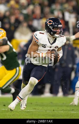 Green Bay, WI, USA. 7th Jan, 2024. Chicago Bears quarterback Justin Fields (1) passes the ball against the Green Bay Packers in Green Bay, WI. Kirsten Schmitt/Cal Sport Media. Credit: csm/Alamy Live News Stock Photo