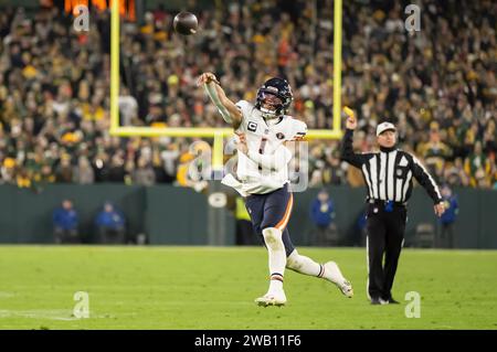 Green Bay, WI, USA. 7th Jan, 2024. Chicago Bears quarterback Justin Fields (1) passes the ball against the Green Bay Packers in Green Bay, WI. Kirsten Schmitt/Cal Sport Media. Credit: csm/Alamy Live News Stock Photo