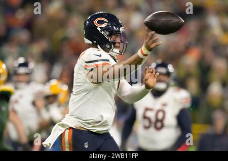 Green Bay, WI, USA. 7th Jan, 2024. Chicago Bears quarterback Justin Fields (1) passes the ball against the Green Bay Packers in Green Bay, WI. Kirsten Schmitt/Cal Sport Media. Credit: csm/Alamy Live News Stock Photo