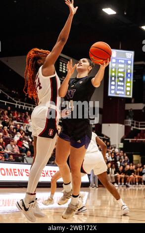 Washington Huskies forward Dalayah Daniels (14) attempts a shot in the ...
