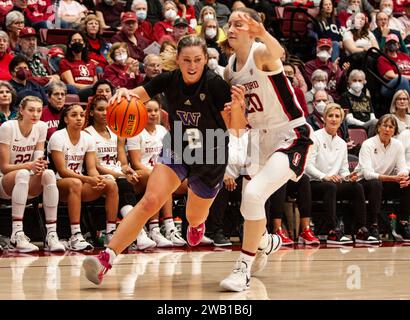 Maples Pavilion Stanford, CA. 07th Jan, 2024. CA, U.S.A. Washington forward Lauren Schwartz (2)goes to the hoop during the NCAA Women's Basketball game between Washington Huskies and the Stanford Cardinal. Stanford beat Washington 71-59 at Maples Pavilion Stanford, CA. Thurman James /CSM/Alamy Live News Stock Photo