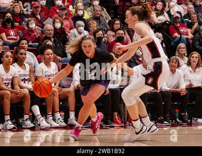 Maples Pavilion Stanford, CA. 07th Jan, 2024. CA, U.S.A. Washington forward Lauren Schwartz (2)goes to the hoop during the NCAA Women's Basketball game between Washington Huskies and the Stanford Cardinal. Stanford beat Washington 71-59 at Maples Pavilion Stanford, CA. Thurman James /CSM/Alamy Live News Stock Photo