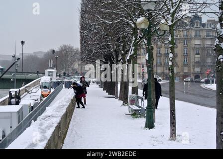 Unexpected snow in Paris. On the embankment of the Seine. Stock Photo