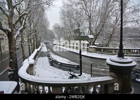 It snowed in Paris. Voie Georges Pompidou, balustrade at the Bir Hakeim Bridge. Stock Photo