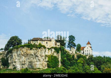 Castle dominating the city of Ornans in the vallée de la Loue, région Bourgogne-Franche-Comté, France Stock Photo
