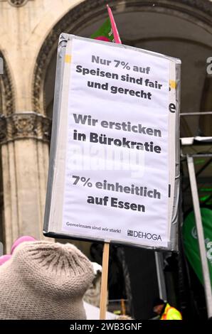 08.01.2024, München , Bauernprotest, in Bayern starten die Bauern und Bäuerinnen, Landwirtinnen, Landwirte, Proteste gegen die Agrarpolitik, Zeichen setzen gegen die Politik, Ampelregierung, Bundesregierung mit Auftaktkundgebung am Münchner Odeonsplatz. Aus dem Umland kamen mehr als 5000 Fahrzeuge sagt der Polizeisprecher, auf der Leopoldstraße und Ludwigstraße, von der Münchner Freiheit zum Odeonsplatz. Andere Branchen aus ganz Deutschland solidarisieren sich mit den Landwirten. Traktoren, Bayerischer Bauernverband, Plakate, Traktor-Kolonne, Protestfahrt, Ackerbaubetrieb, Milchbauern, Kritik Stock Photo