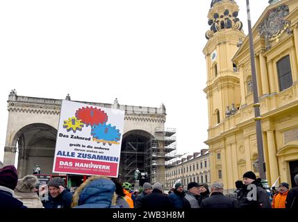 08.01.2024, München , Bauernprotest, in Bayern starten die Bauern und Bäuerinnen, Landwirtinnen, Landwirte, Proteste gegen die Agrarpolitik, Zeichen setzen gegen die Politik, Ampelregierung, Bundesregierung mit Auftaktkundgebung am Münchner Odeonsplatz. Aus dem Umland kamen mehr als 5000 Fahrzeuge sagt der Polizeisprecher, auf der Leopoldstraße und Ludwigstraße, von der Münchner Freiheit zum Odeonsplatz. Andere Branchen aus ganz Deutschland solidarisieren sich mit den Landwirten. Traktoren, Bayerischer Bauernverband, Plakate, Traktor-Kolonne, Protestfahrt, Ackerbaubetrieb, Milchbauern, Kritik Stock Photo