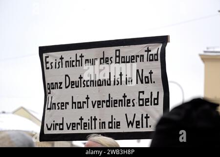 08.01.2024, München , Bauernprotest, in Bayern starten die Bauern und Bäuerinnen, Landwirtinnen, Landwirte, Proteste gegen die Agrarpolitik, Zeichen setzen gegen die Politik, Ampelregierung, Bundesregierung mit Auftaktkundgebung am Münchner Odeonsplatz. Aus dem Umland kamen mehr als 5000 Fahrzeuge sagt der Polizeisprecher, auf der Leopoldstraße und Ludwigstraße, von der Münchner Freiheit zum Odeonsplatz. Andere Branchen aus ganz Deutschland solidarisieren sich mit den Landwirten. Traktoren, Bayerischer Bauernverband, Plakate, Traktor-Kolonne, Protestfahrt, Ackerbaubetrieb, Milchbauern, Kritik Stock Photo