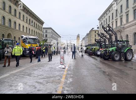 08.01.2024, München , Bauernprotest, in Bayern starten die Bauern und Bäuerinnen, Landwirtinnen, Landwirte, Proteste gegen die Agrarpolitik, Zeichen setzen gegen die Politik, Ampelregierung, Bundesregierung mit Auftaktkundgebung am Münchner Odeonsplatz. Aus dem Umland kamen mehr als 5000 Fahrzeuge sagt der Polizeisprecher, auf der Leopoldstraße und Ludwigstraße, von der Münchner Freiheit zum Odeonsplatz. Andere Branchen aus ganz Deutschland solidarisieren sich mit den Landwirten. Traktoren, Bayerischer Bauernverband, Plakate, Traktor-Kolonne, Protestfahrt, Ackerbaubetrieb, Milchbauern, Kritik Stock Photo