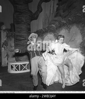 Annalisa Ericson, 1913-2011, Swedish actress and revue performer and one of the big names in Swedish film between the 1930s and 1950s. Here with co-star Nils Poppe during a performance Where is Charley that Södra teatern put on in 1950. Kristoffersson ref BA34-6 Stock Photo