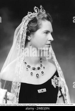 Princess Sibylla of Saxe-Coburg and Gotha. 18 january 1908 - 28 november 1972. She was a member of the Swedish royal family and the mother of the current king of Sweden, Carl XVI Gustaf. She became a Swedish princess when she married Prince Gustaf Adolf, Duke of Västerbotten in 1932. She thus had the prospect of one day becoming queen, but the prince was killed in an airplane crash in 1947 and did not live to ascend the Swedish throne. Her son became king the year after her death. Pictured 1947 in a tiara made by E. Wolff & Co., it was a present from the Duke and Duchess of Connaught to their Stock Photo