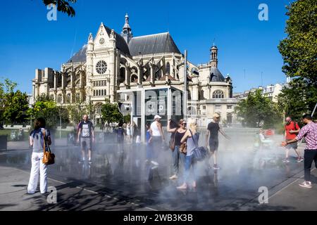 FRANCE. PARIS (1TH DISTRICT). THE FORUM DES HALLES, HEART OF PARIS. THE NELSON MANDELA GARDEN AND ITS WATER GARDEN IN FRONT OF THE CANOPY (ARCHITECTS: Stock Photo