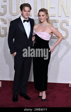 Reese Witherspoon mit Sohn Deacon Reese Phillippe bei der Verleihung der 81. Golden Globe Awards im Beverly Hilton Hotel. Beverly Hills, 07.01.2024 Stock Photo