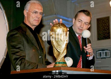 Wolfgang Niersbach tritt von seinem Amt als Pr?sident des Deutschen Fu?ball-Bundes (DFB) zur?ck. Der 64-J?hrige zieht damit die Konsequenzen aus seiner Verwicklung in die Aff?re um die WM 2006. Das gibt der Verband nach dem Krisengipfel in Frankfurt bekannt. Archiv aus: Einladung DFB Rathaus Hannover mit Franz Beckenbauer und OB. am 24.02.2005 Neues Rathaus in Hannover - Vorstellung des WM Pokal. Hier Franz Beckenbauer und Wolfgang Niersbach. Foto ? nph/Rust Der Kaiser ist Tot   am 07.01.12024 ist Franz Beckernbauer verstorben, so wurde es heute in einer Pressemitteilung bekannt gegeben R.I Stock Photo