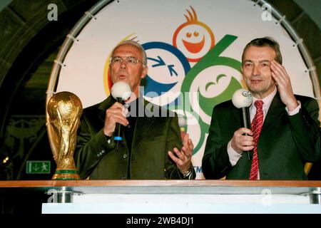 Wolfgang Niersbach tritt von seinem Amt als Pr?sident des Deutschen Fu?ball-Bundes (DFB) zur?ck. Der 64-J?hrige zieht damit die Konsequenzen aus seiner Verwicklung in die Aff?re um die WM 2006. Das gibt der Verband nach dem Krisengipfel in Frankfurt bekannt. Archiv aus: Einladung DFB Rathaus Hannover mit Franz Beckenbauer und OB. am 24.02.2005 Neues Rathaus in Hannover - Vorstellung des WM Pokal. Hier Franz Beckenbauer und Wolfgang Niersbach. Foto ? nph/Rust Der Kaiser ist Tot   am 07.01.12024 ist Franz Beckernbauer verstorben, so wurde es heute in einer Pressemitteilung bekannt gegeben R.I Stock Photo