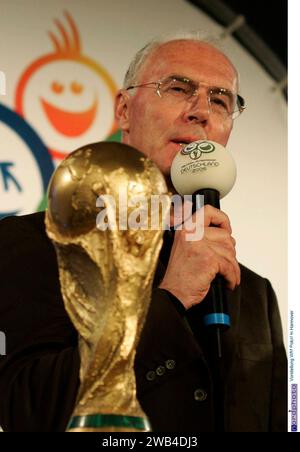 Einladung DFB Rathaus Hannover mit Franz Beckenbauer und OB. am 24.02.2005 Neues Rathaus in Hannover - Vorstellung des WM Pokal. Franz Beckenbauer Foto: ? nordphoto Der Kaiser ist Tot   am 07.01.12024 ist Franz Beckernbauer verstorben, so wurde es heute in einer Pressemitteilung bekannt gegeben R.I.P Stock Photo