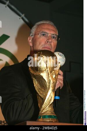 Einladung DFB Rathaus Hannover mit Franz Beckenbauer und OB. am 24.02.2005 Neues Rathaus in Hannover - Vorstellung des WM Pokal. Franz Beckenbauer. Foto: ? nordphoto Der Kaiser ist Tot   am 07.01.12024 ist Franz Beckernbauer verstorben, so wurde es heute in einer Pressemitteilung bekannt gegeben R.I.P Stock Photo