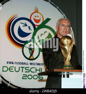 Einladung DFB Rathaus Hannover mit Franz Beckenbauer und OB. am 24.02.2005 Neues Rathaus in Hannover - Vorstellung des WM Pokal. Franz Beckenbauer. Foto: ? nordphoto Der Kaiser ist Tot   am 07.01.12024 ist Franz Beckernbauer verstorben, so wurde es heute in einer Pressemitteilung bekannt gegeben R.I.P Stock Photo