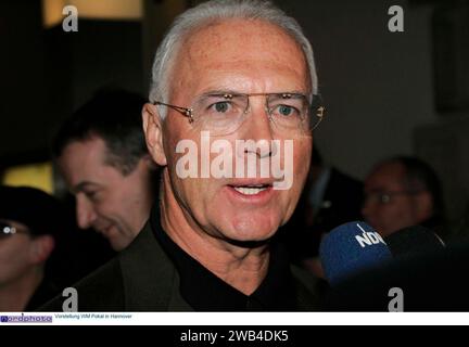 Einladung DFB Rathaus Hannover mit Franz Beckenbauer und OB. am 24.02.2005 Neues Rathaus in Hannover - Vorstellung des WM Pokal. Franz Beckenbauer Foto: ? nordphoto Der Kaiser ist Tot   am 07.01.12024 ist Franz Beckernbauer verstorben, so wurde es heute in einer Pressemitteilung bekannt gegeben R.I.P Stock Photo