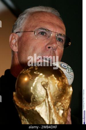 Einladung DFB Rathaus Hannover mit Franz Beckenbauer und OB. am 24.02.2005 Neues Rathaus in Hannover - Vorstellung des WM Pokal. Franz Beckenbauer. Foto: ? nordphoto Stock Photo