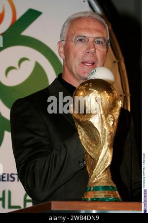 Einladung DFB Rathaus Hannover mit Franz Beckenbauer und OB. am 24.02.2005 Neues Rathaus in Hannover - Vorstellung des WM Pokal. Franz Beckenbauer. Foto: ? nordphoto Der Kaiser ist Tot   am 07.01.12024 ist Franz Beckernbauer verstorben, so wurde es heute in einer Pressemitteilung bekannt gegeben R.I.P Stock Photo