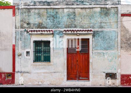 Decayed old house, Downtown Merida, Yucatan, Mexico Stock Photo