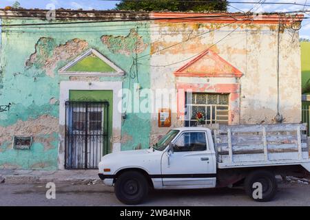 Decayed old house, Downtown Merida, Yucatan, Mexico Stock Photo